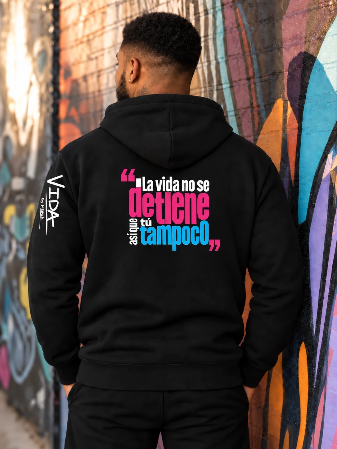 Escondite, back of the black hoodie with optional Spanish message: La vida no se detiene así que tú tampoco