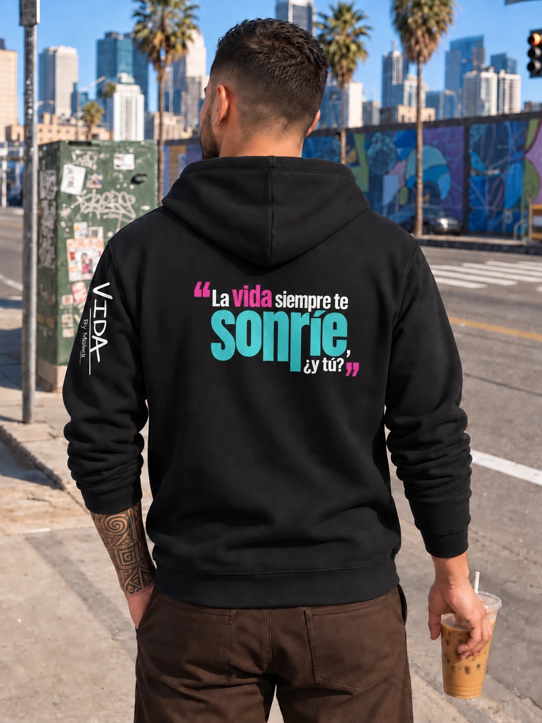 Raíces, back of the black hoodie with optional Spanish message: La vida siempre te sonríe, ¿y tú?