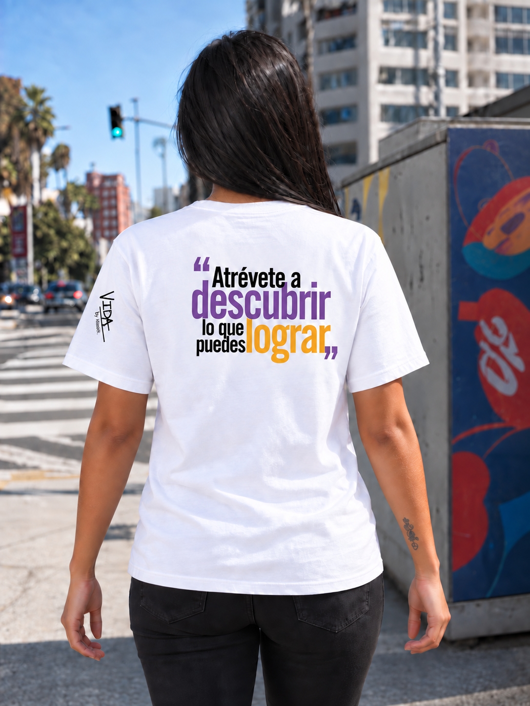 Atardecer, back of the white T-shirt with optional Spanish message: Atrévete a descubrir lo que puedes lograr