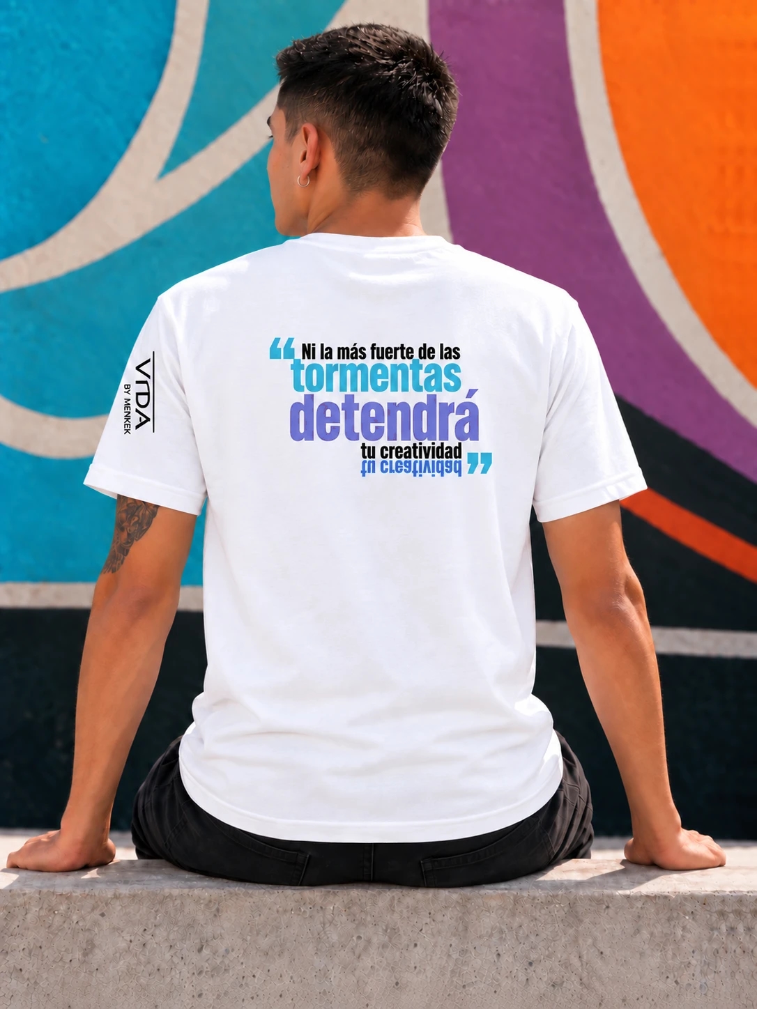 Marea, back of the white T-shirt with optional Spanish message: Ni la más fuerte de las tormentas detendrá tu creatividad