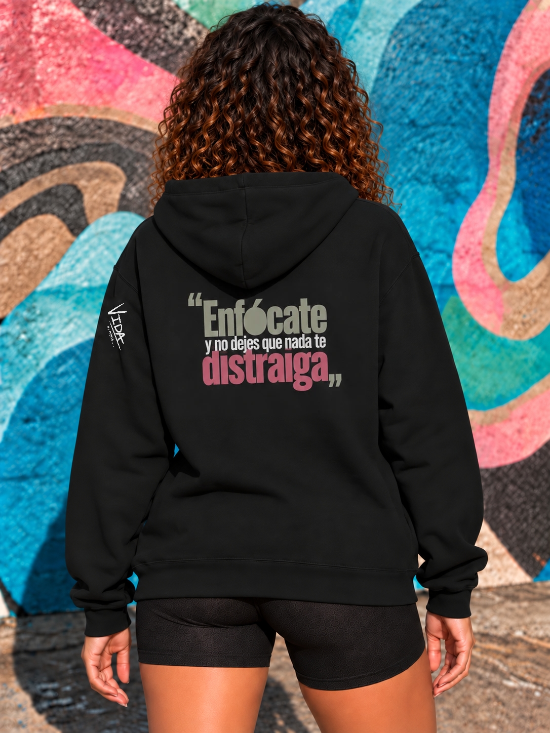 Laberinto, back of the black hoodie with optional Spanish message: Enfócate y no dejes que nada te distraiga